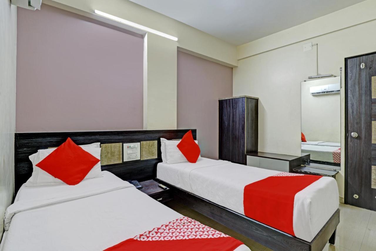 Oyo 82461 Hotel Darshan Banquet And Rooms Surat Dış mekan fotoğraf