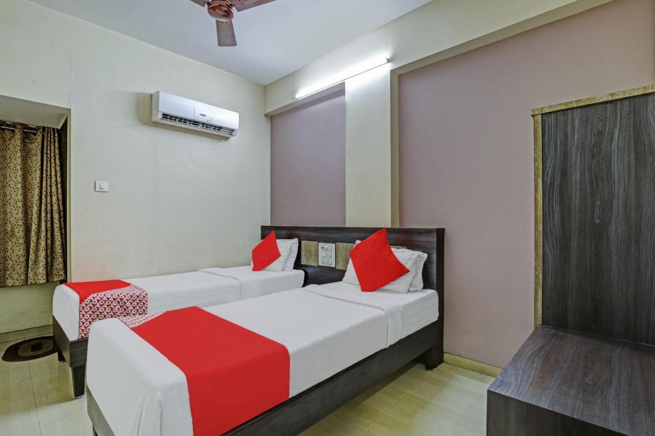 Oyo 82461 Hotel Darshan Banquet And Rooms Surat Dış mekan fotoğraf
